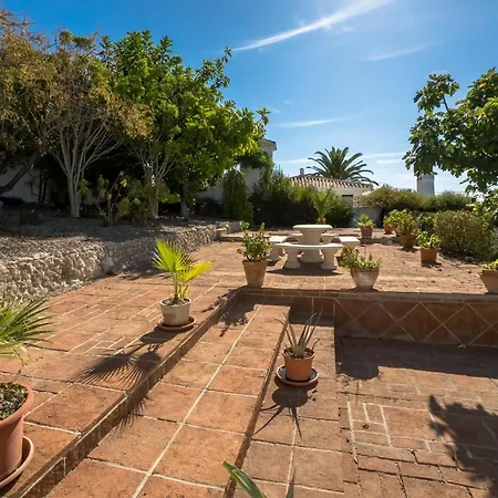 Private Heated Pool, Jacuzzi & 1225m2 Garden In Cipreses Villa *