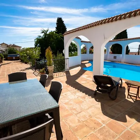 Βίλα Private Heated Pool, Jacuzzi & 1225m2 Garden In Cipreses *