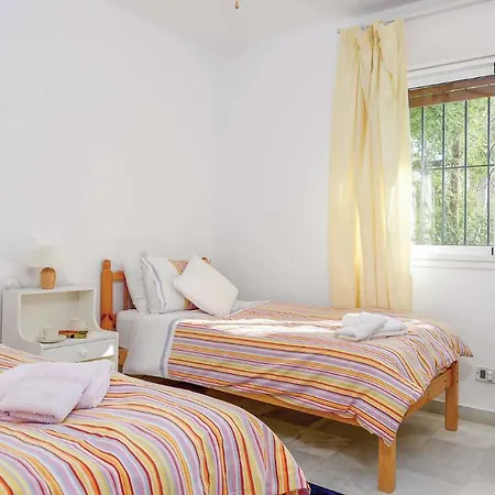 Private Heated Pool, Jacuzzi & 1225m2 Garden In Cipreses *